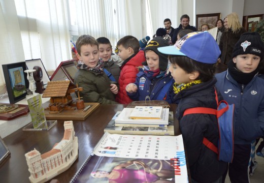 Un total de 25 nenos do Colexio Bayón visitan a Casa Consistorial de Riveira